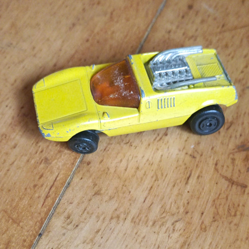 Gelbes cabrio spielzeugauto - gelbes,